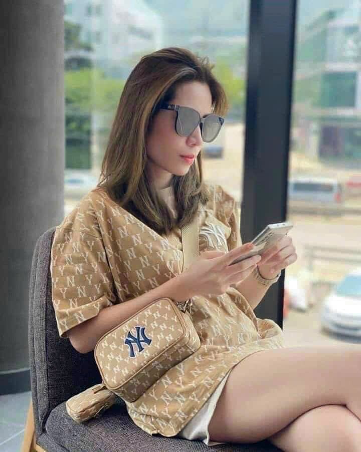 Túi đeo chéo họa tiết mon0 sz 23 năng động