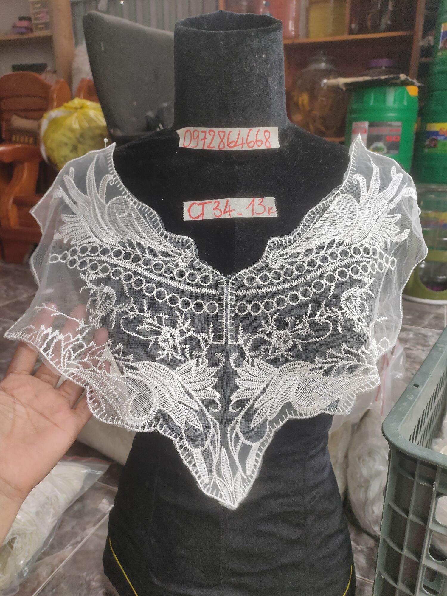 Ren cổ trắng may lên áo, váy đầm