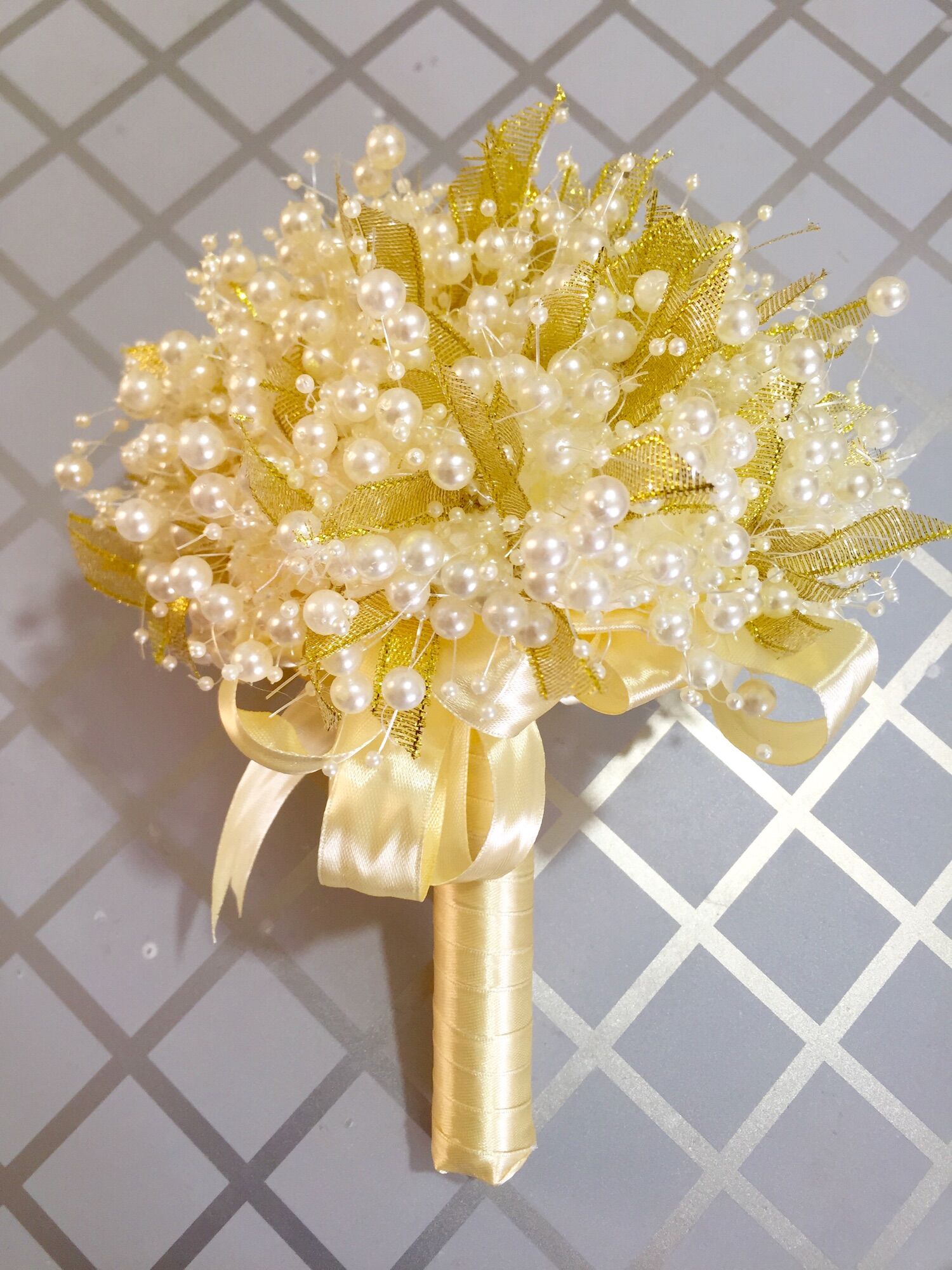 Hoa cưới hạt cườm giả ngọc trai