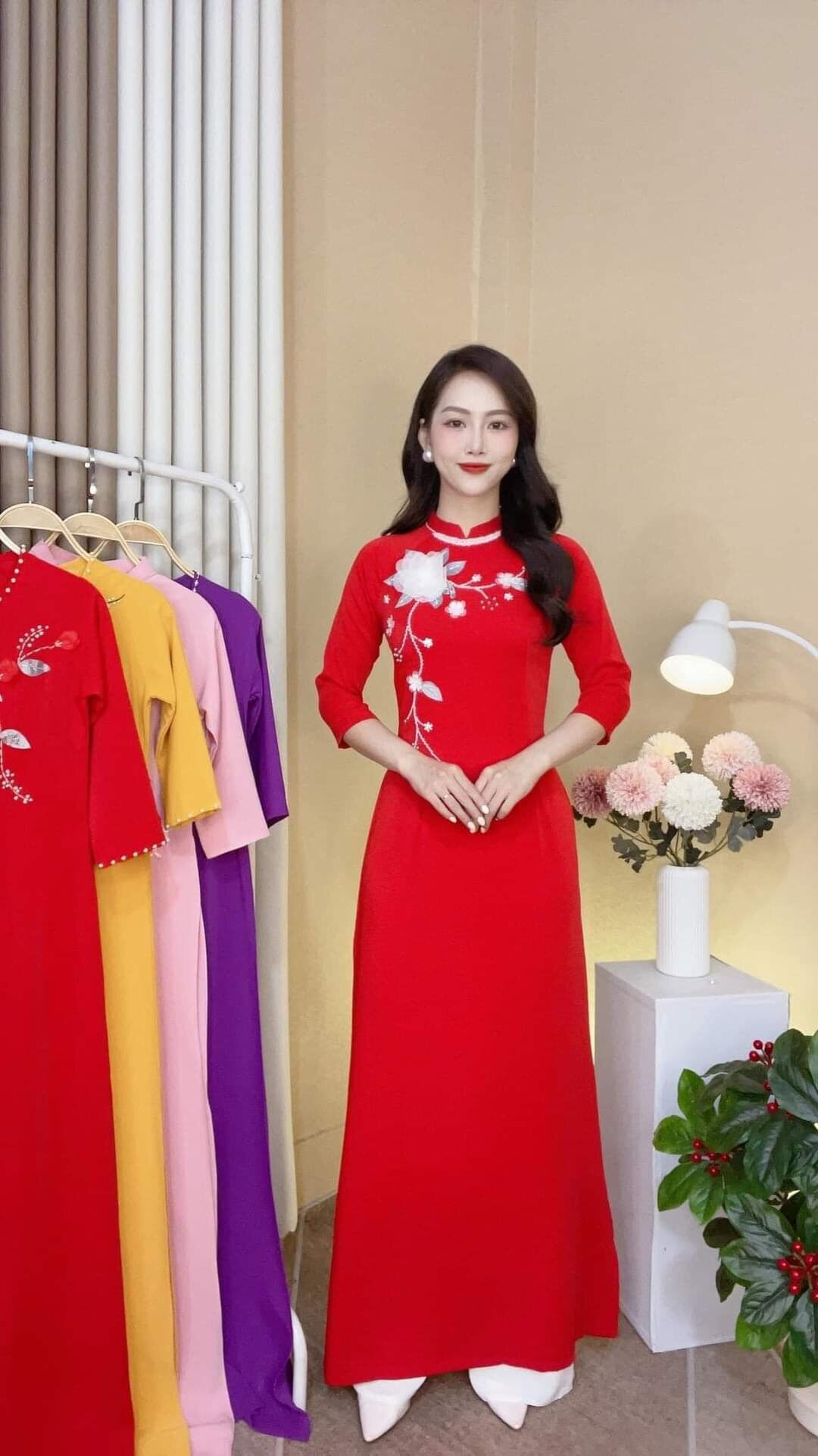 Áo dài cổ 2 phân thêu hoa trăng vải lụa mỹ