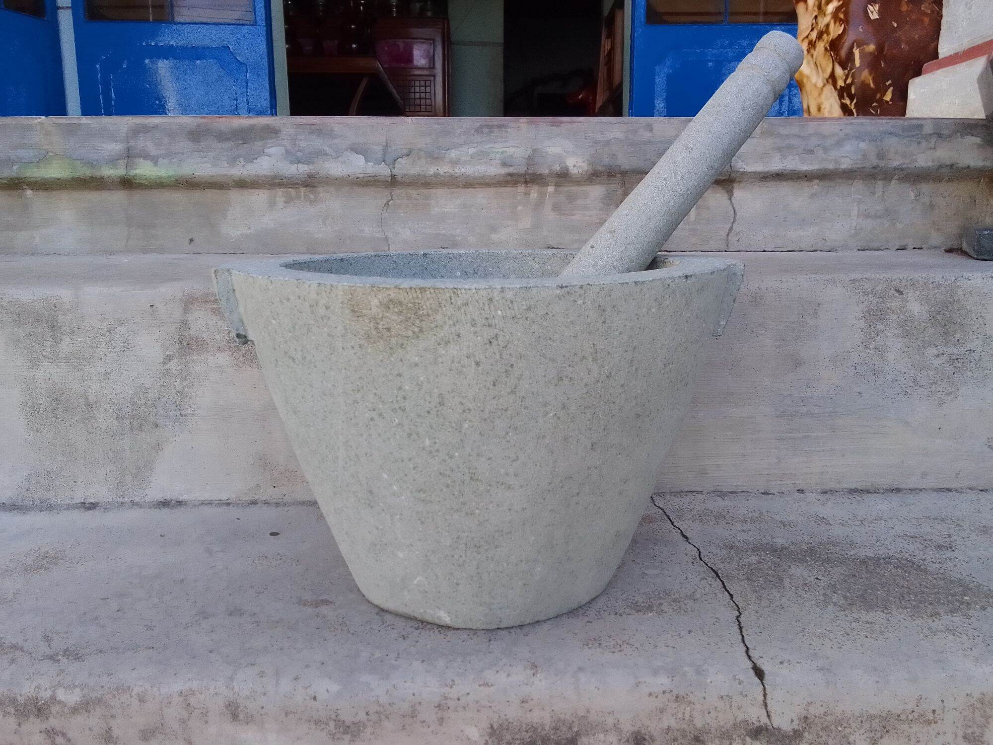 Cối và chày đá kích thước 30cm