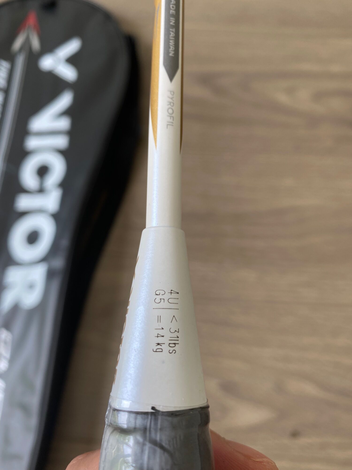 Vợt cầu lông Victor khung carbon siêu hot ( khuyến mãi căng dây và cuốn cán)