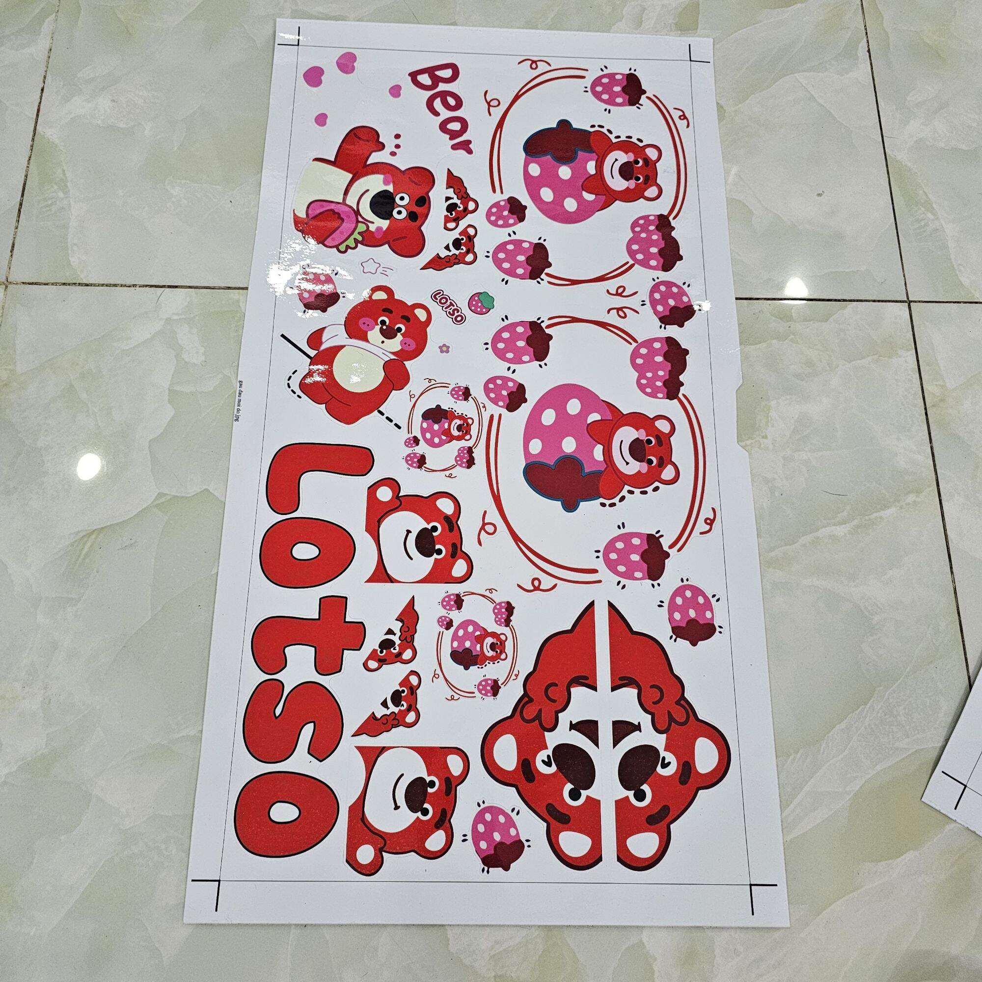 Tem logo gấu dâu lotso kích thước 30x60 dán trang trí cho xe trắng