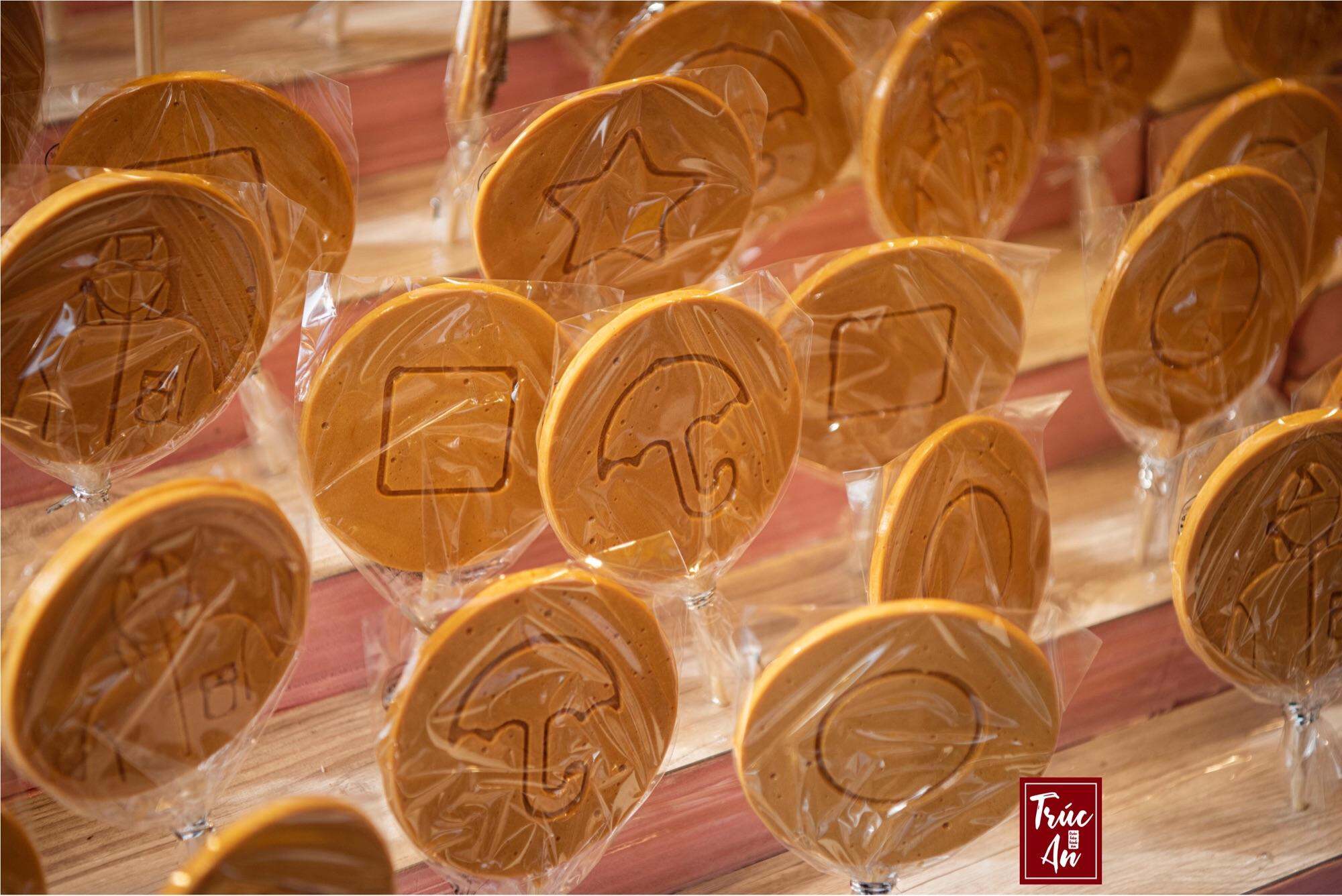 Kẹo đường Squid Game 17 cấp độ thử thách (k.ẹo đường nâu Dalgona Hàn Quốc), tặng tăm tre tách kẹo