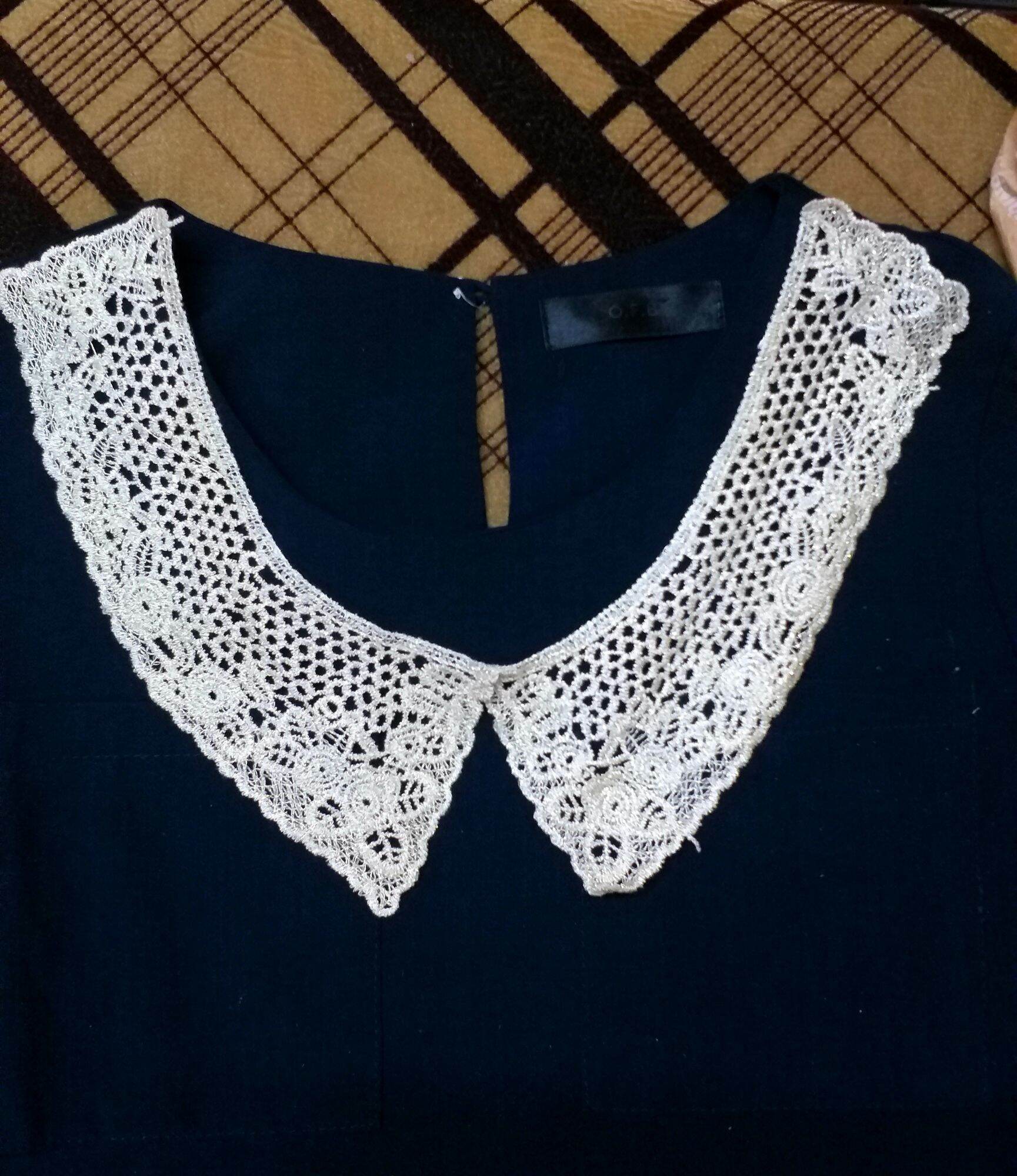 Cổ áo sen may lên áo trang trí