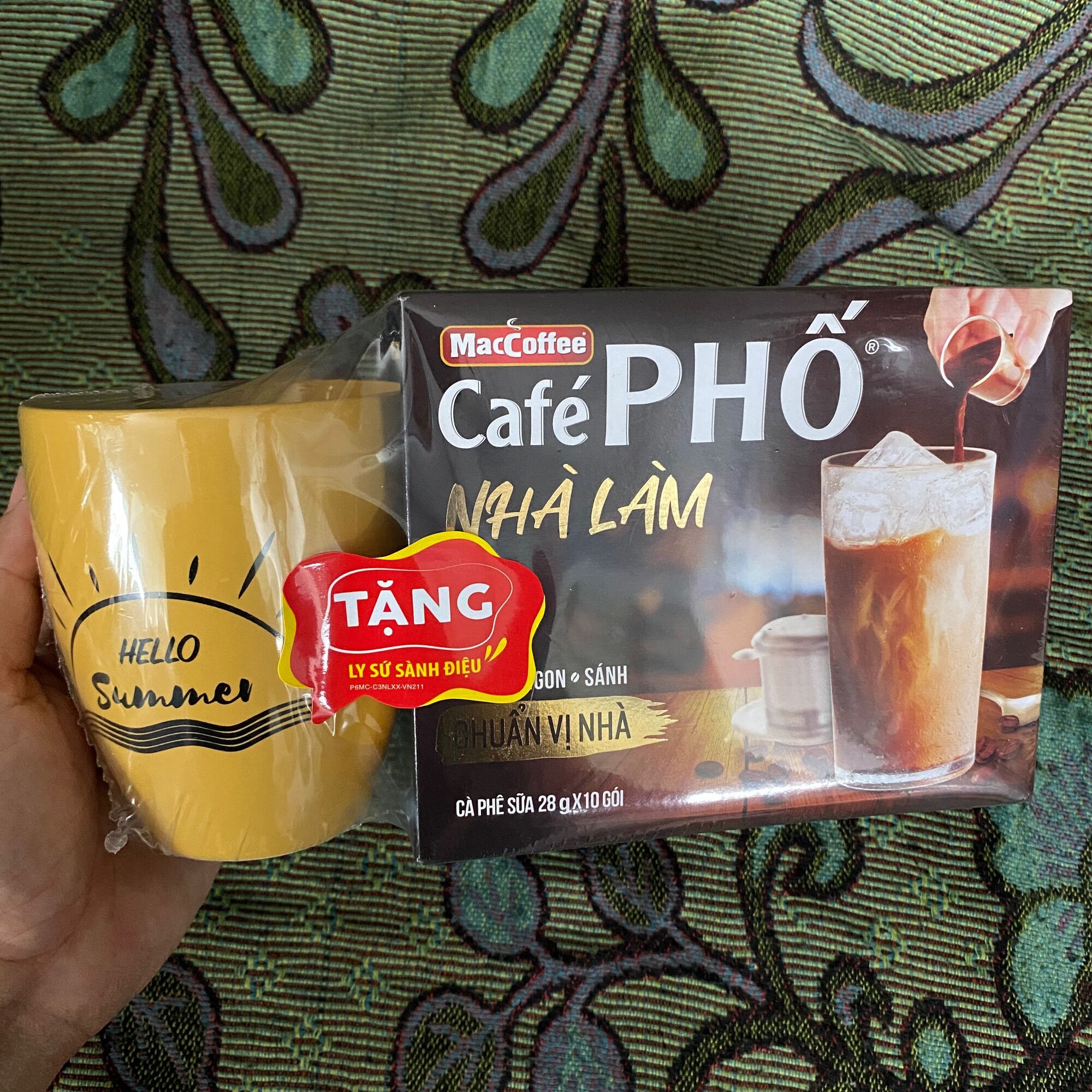 Cà phê phố tặng ly sứ