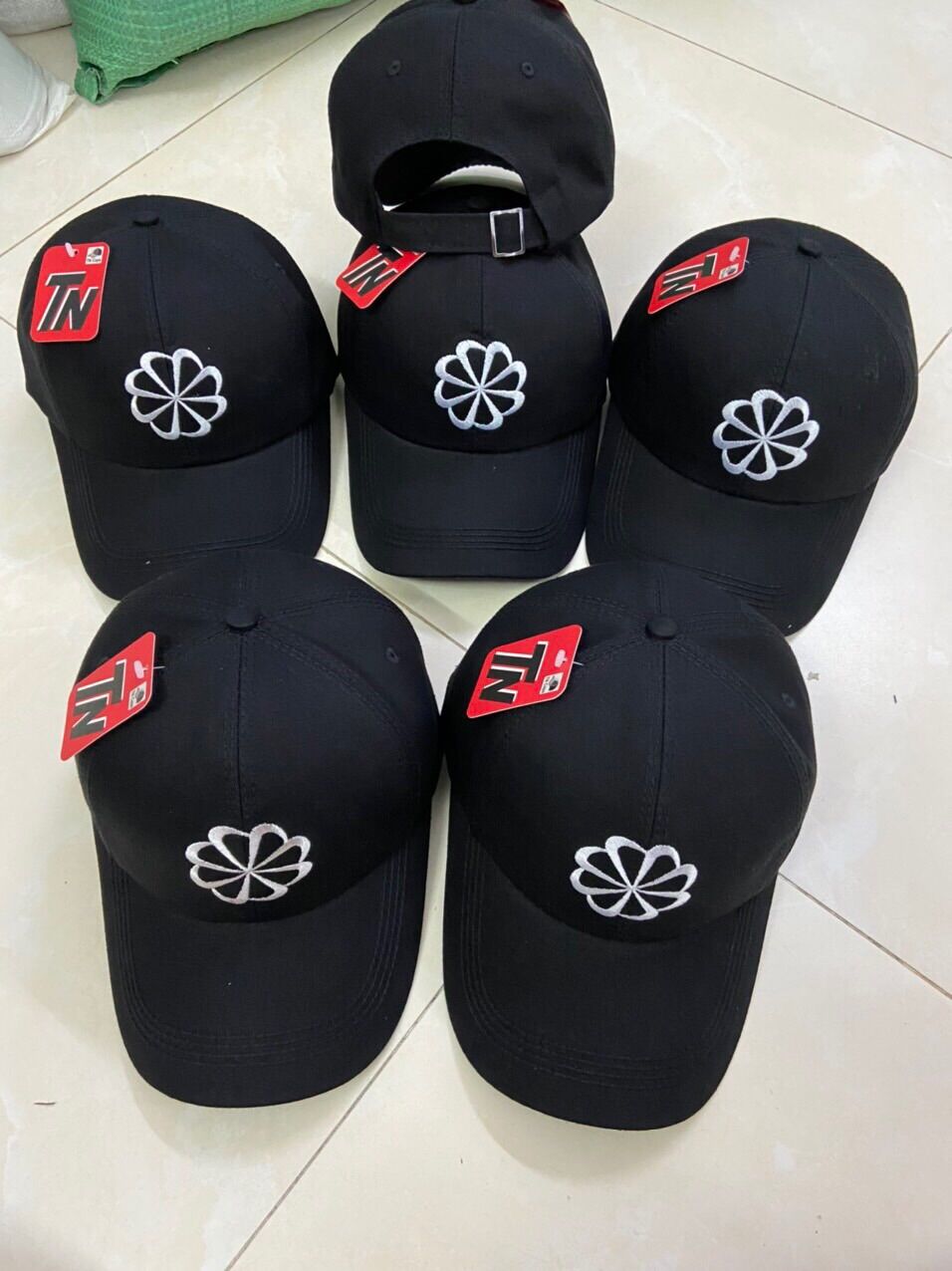 Nón kết kaki đen thêu nhiều logo