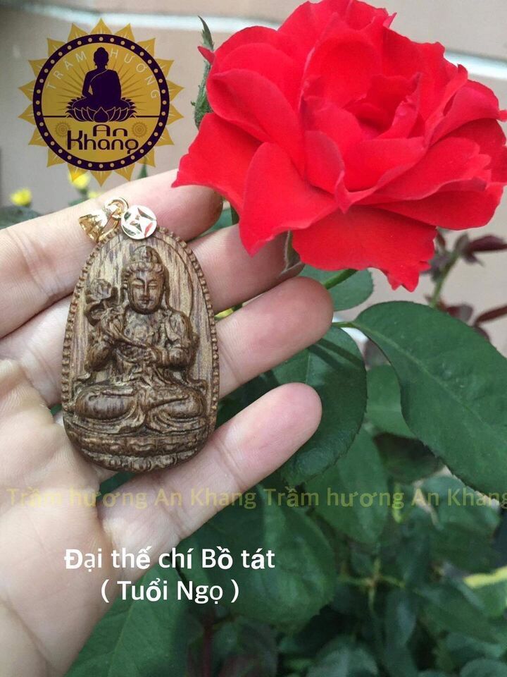 Mặt bản mệnh trầm tốc tự nhiên.