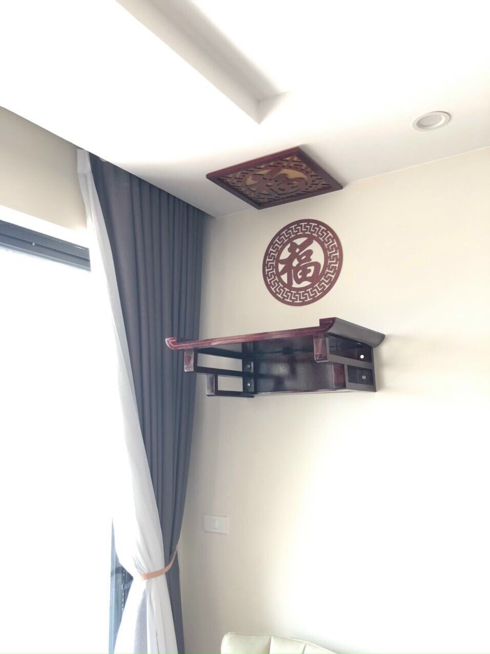 Bàn thờ treo tường gỗ sồi kt 48x69 kèm hình sen