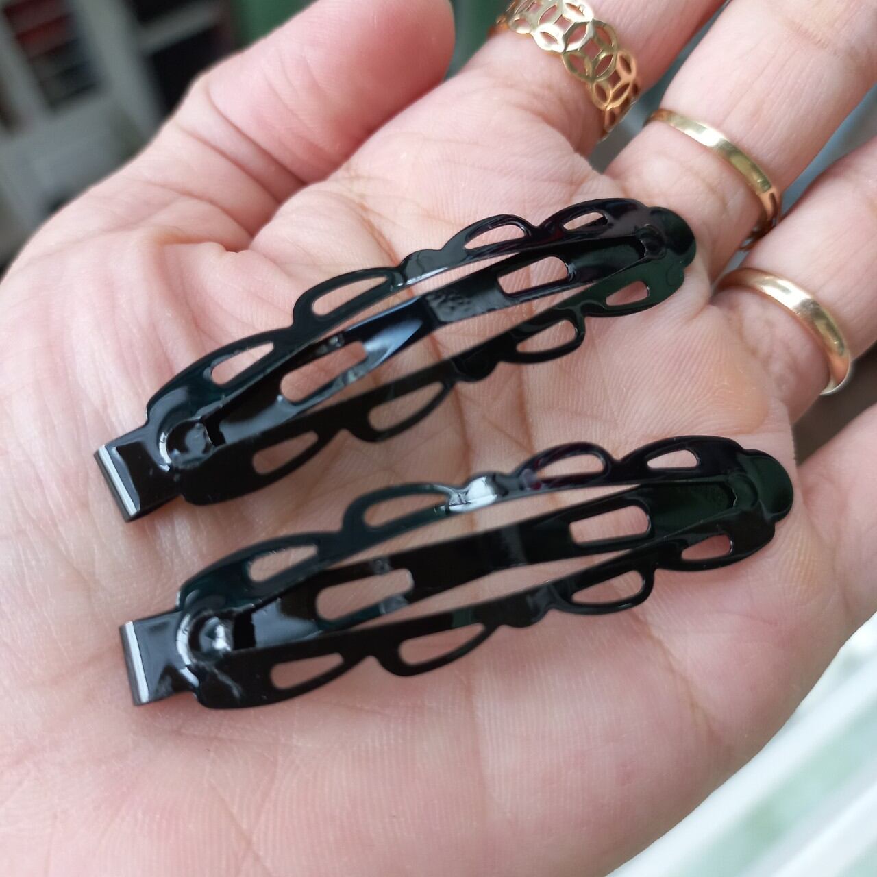 Một cặp kẹp mái kiểu màu đen