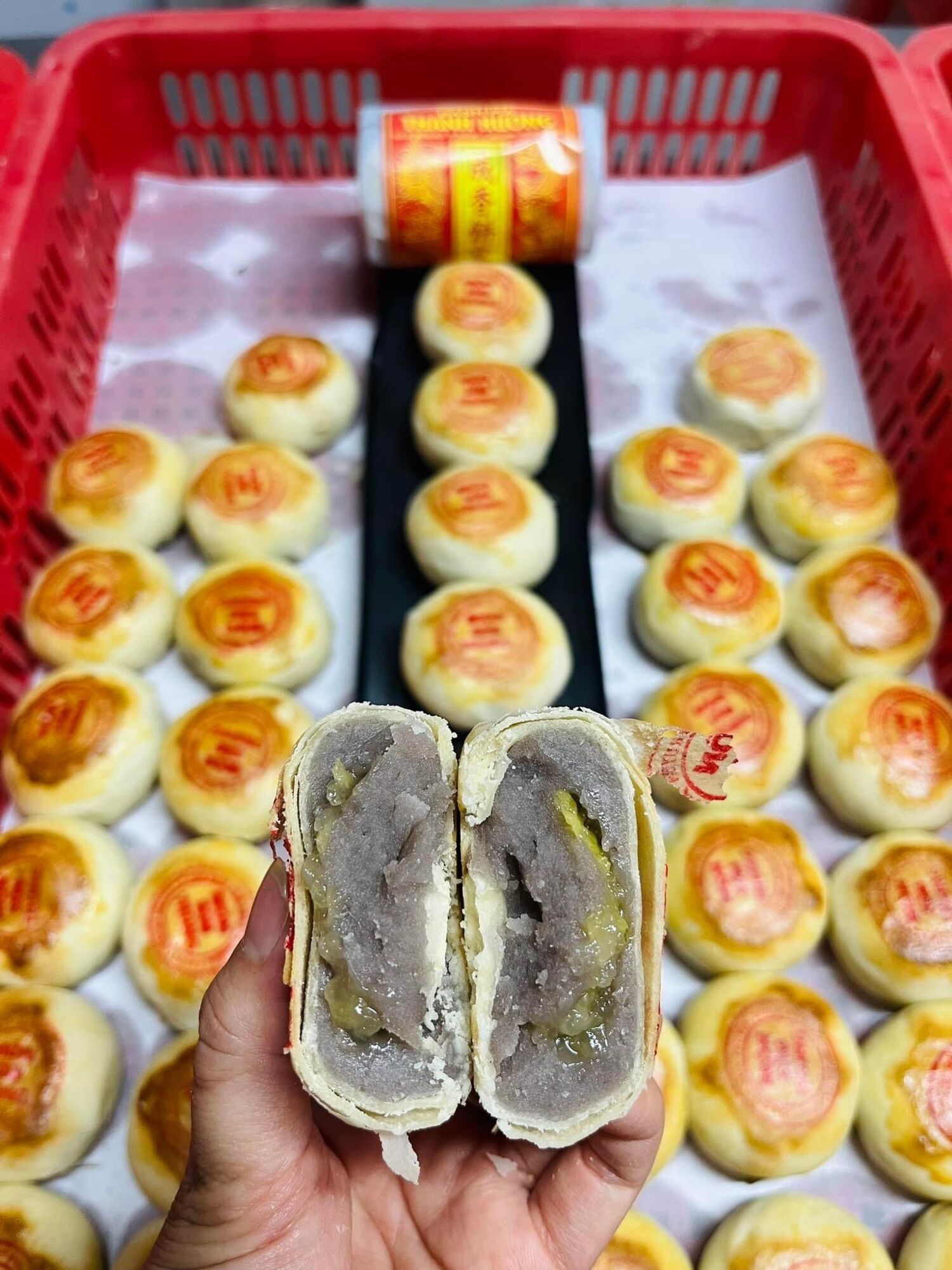 Bánh pía xưa gói giấy nhân đậu mỡ hành trứng/ sầu riêng trứng Thành Hương 350gr