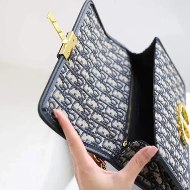 DIOR MONTAIGNE SPSL
size 24cm