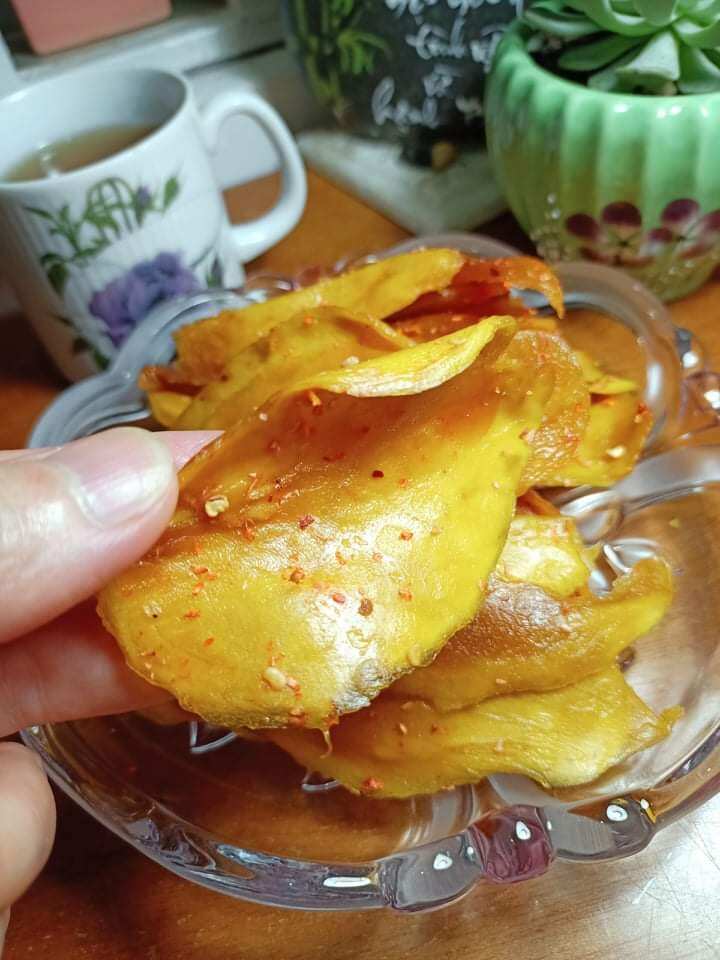 xoài sấy tẩm muối ớt , túi 500g 1 tuyệt phẩm ,ngon khó cưỡng.