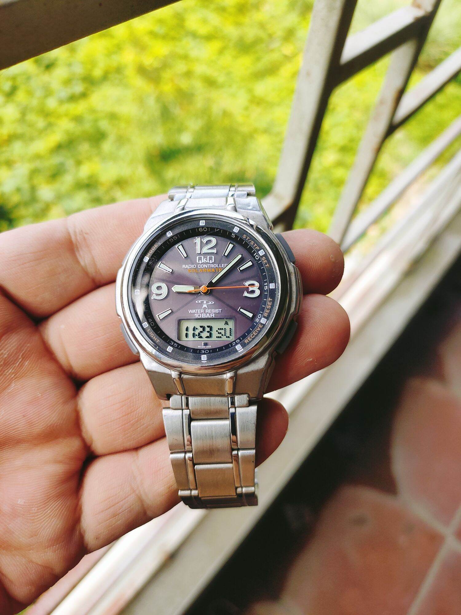 Đồng hồ Q&Q nam năng lượng mặt trời, tự động cập nhật thời gian, size 41mm, dây khóa inox zin