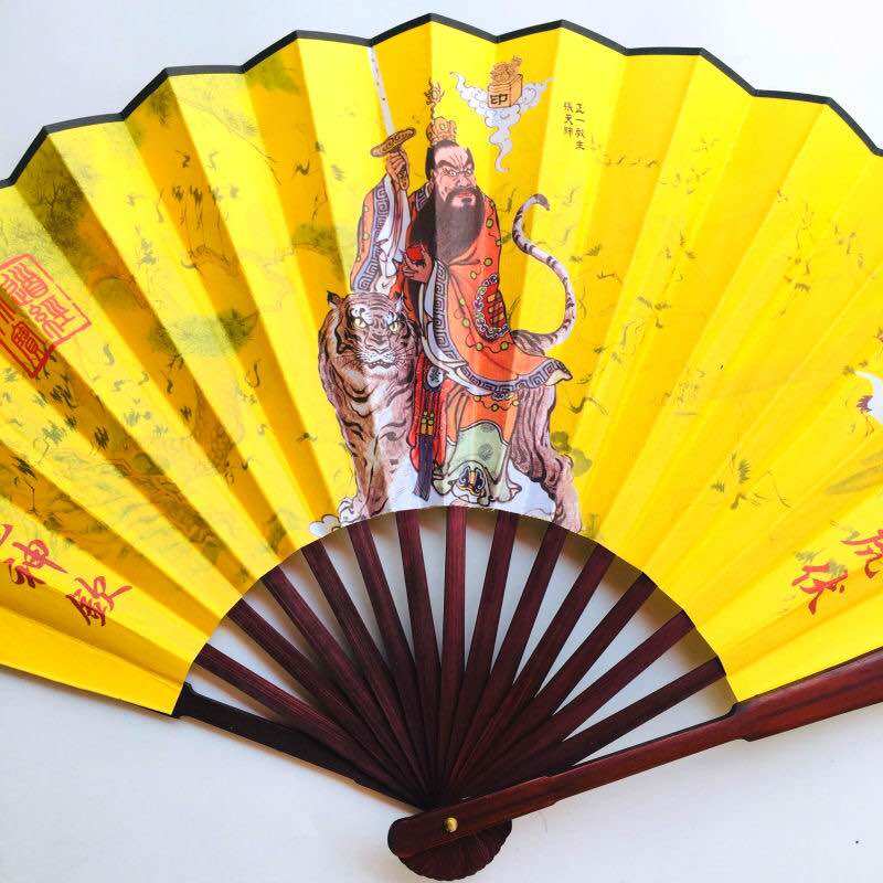 Quạt lụa Trương Thiên Sư bằng vải lụa tặng kèm kệ gỗ