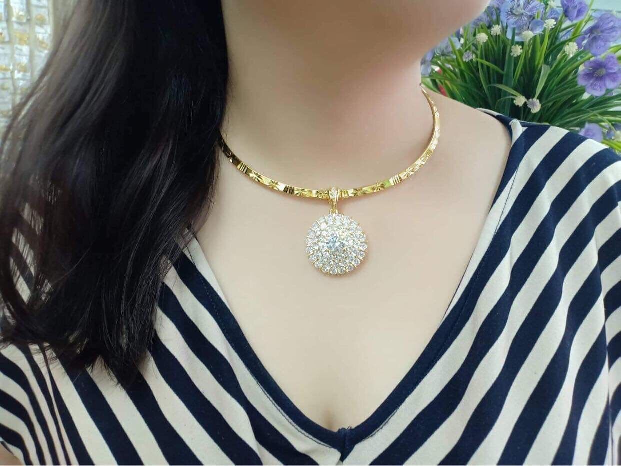 Kiềng cổ nữ mạ vàng kèm mặt đính đá đẹp lung linh