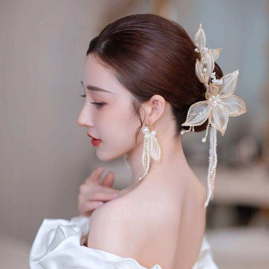 Kẹp tóc hoa phối ngọc xinh xắn make up dự tiệc