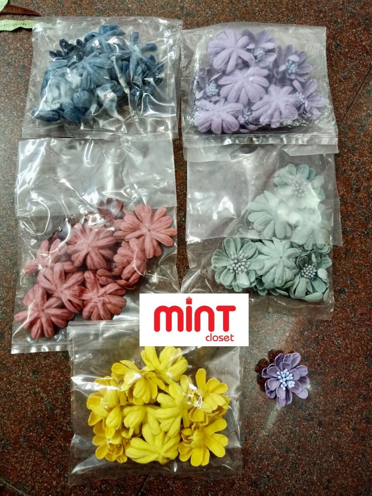 Hoa nhí đính áo dài, mấn