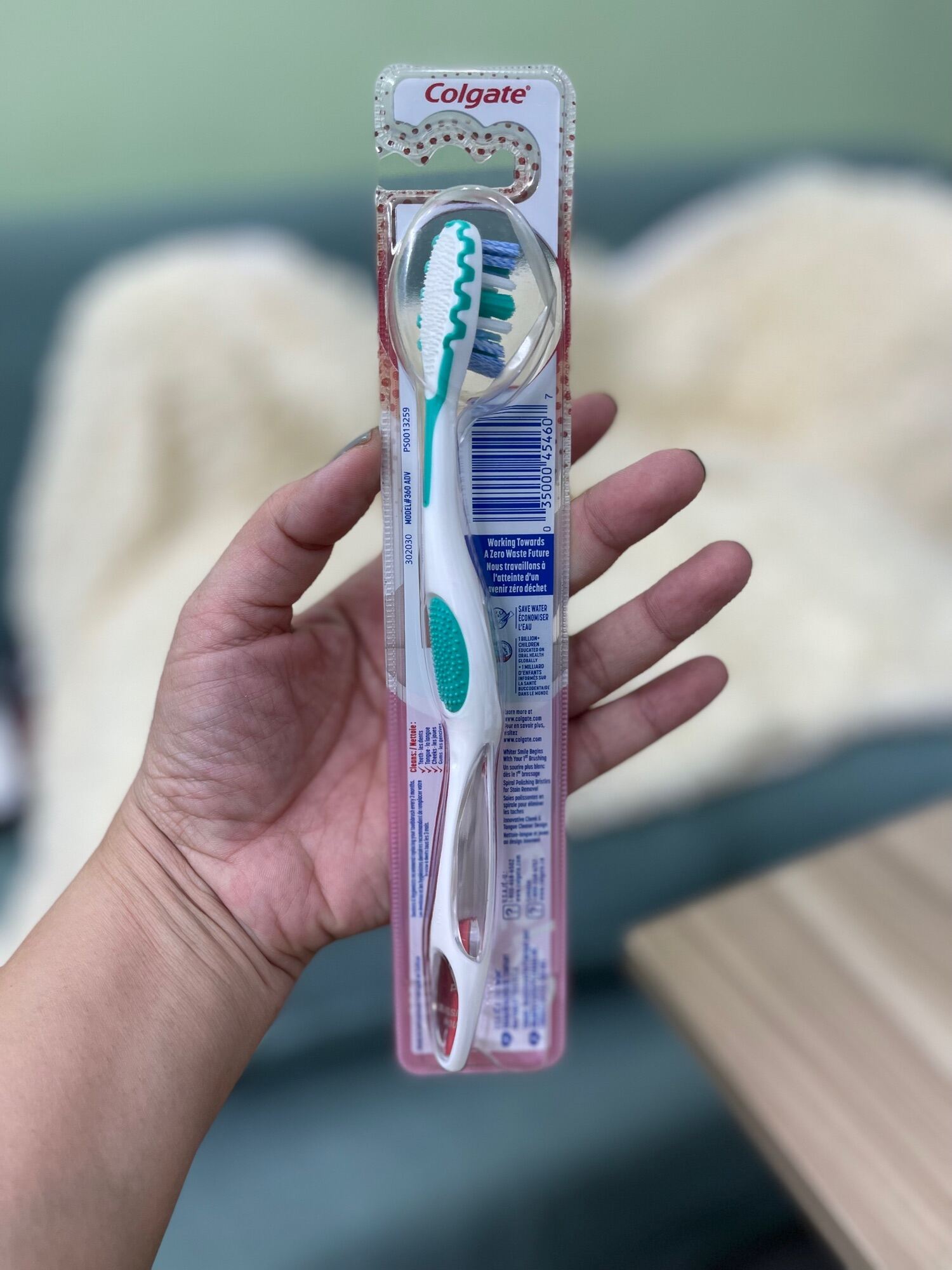 Bàn chải đánh răng Colgate 360 Optic White của Mỹ
