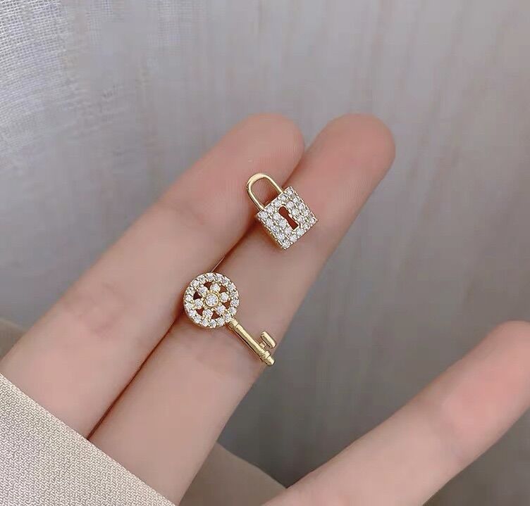 Khuyên tai bông tai nữ chìa khoá ổ khoá bất cân xứng đẹp Ring House