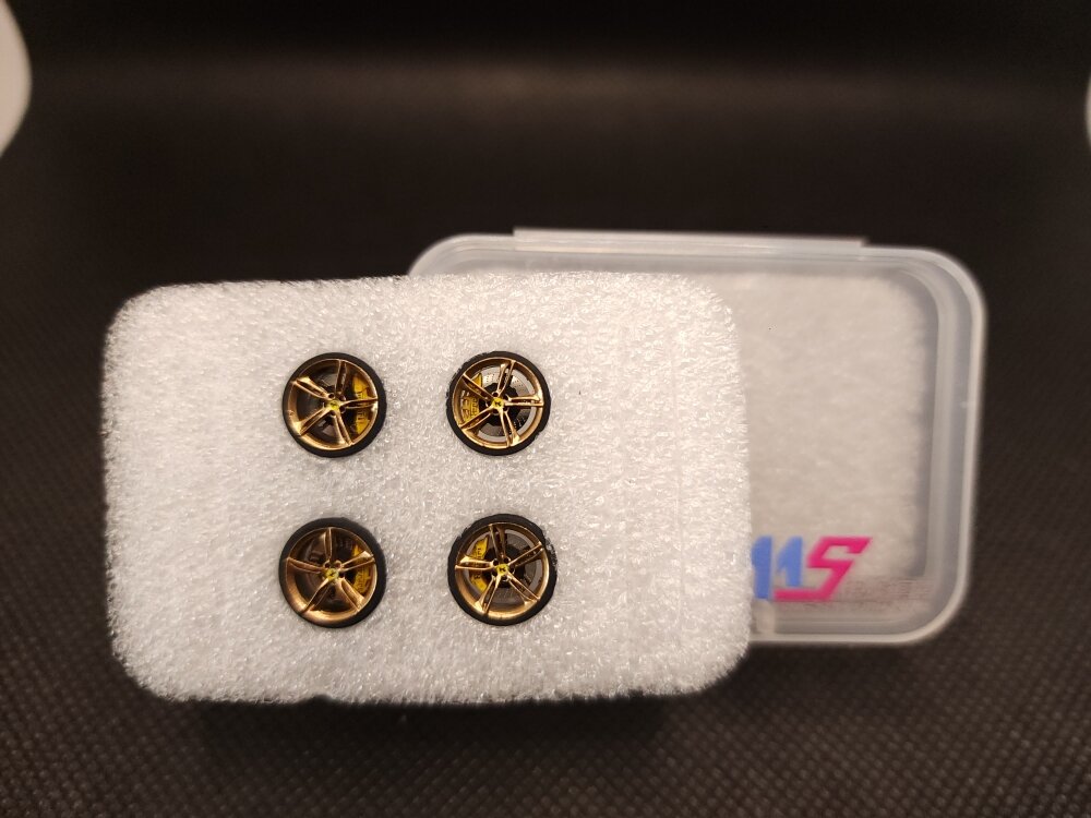 Ferrari 296 GTS 1:64 Bánh Xe Đĩa Phanh Trước 102 Sau 107 Màu Cacbon Pháo Đài Bao Gồm Lốp Chất Liệu N