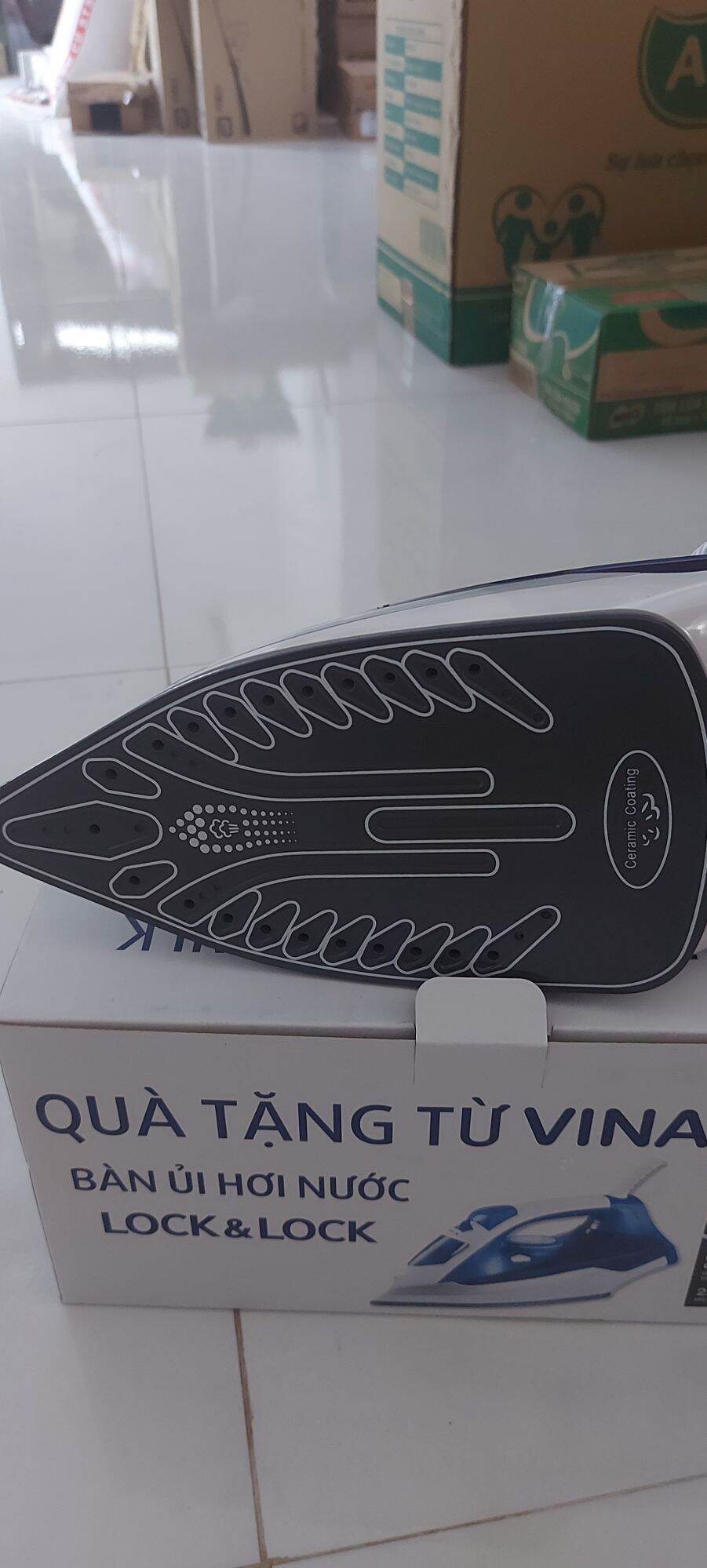 Bàn ủi hơi nước. lock & lock