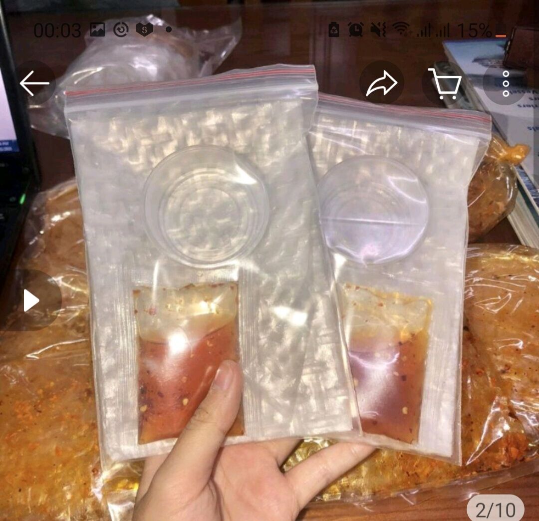 Bánh tráng  chấm sốt me