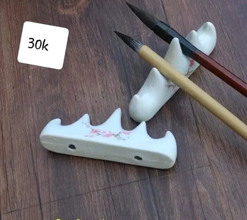Gác bút sứ hoa đào