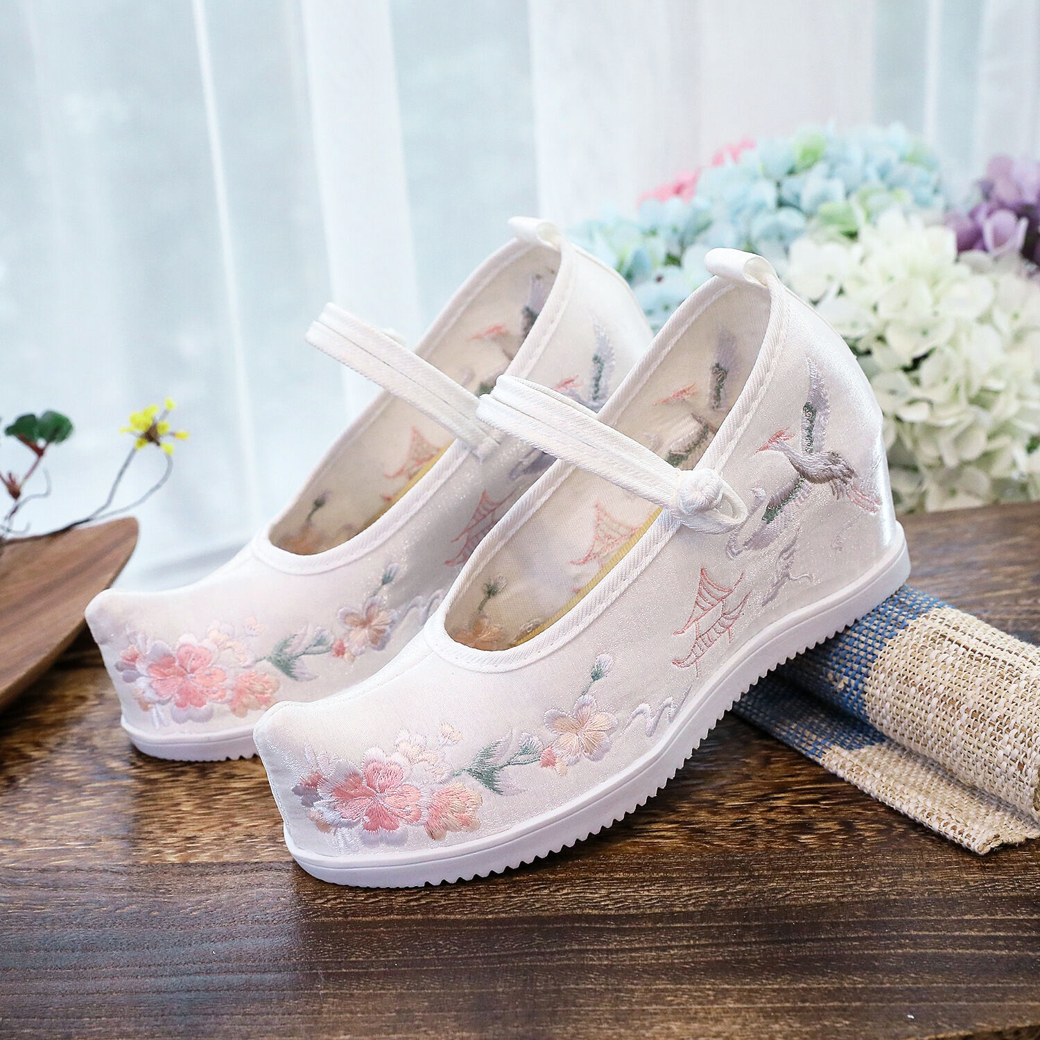 Giày thêu hoa cổ trang đế độn cao bên trong 7 cm mẫu mới midiên giày giày đế xuồng giày lười đầu cá phong cách cổ điển hán phục