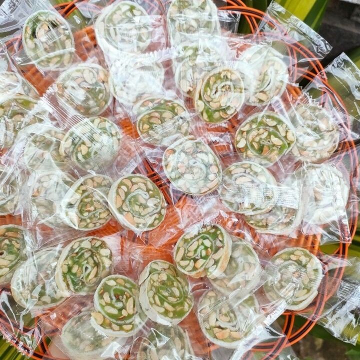 [500gr- 38k] Kẹo chuối cuộn lá dứa đậu phộng - [Tân Dân Lợi] - [Đặc sản Bến Tre]