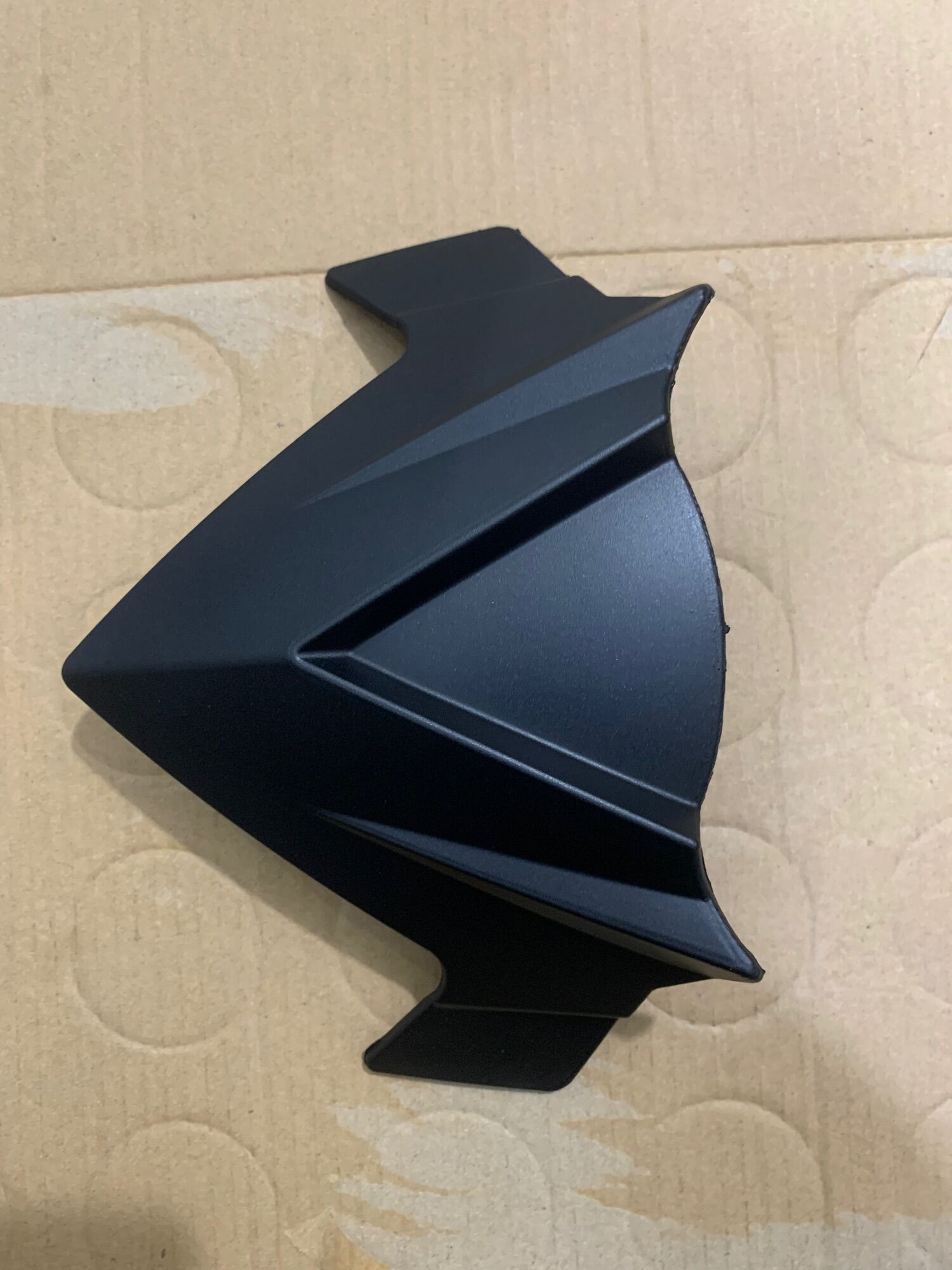 Chắn gió xe winner v1 màu đen nhám