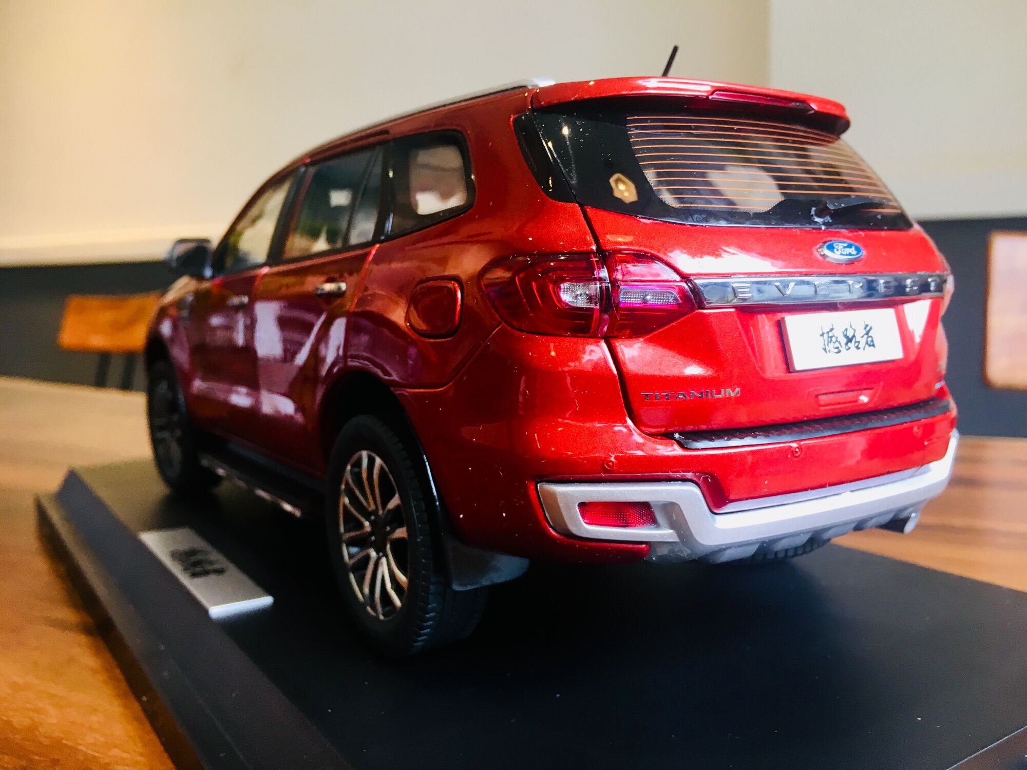 Mô hình xe ô tô Ford Everest Titanium 118 Dealer  banmohinhtinhcom