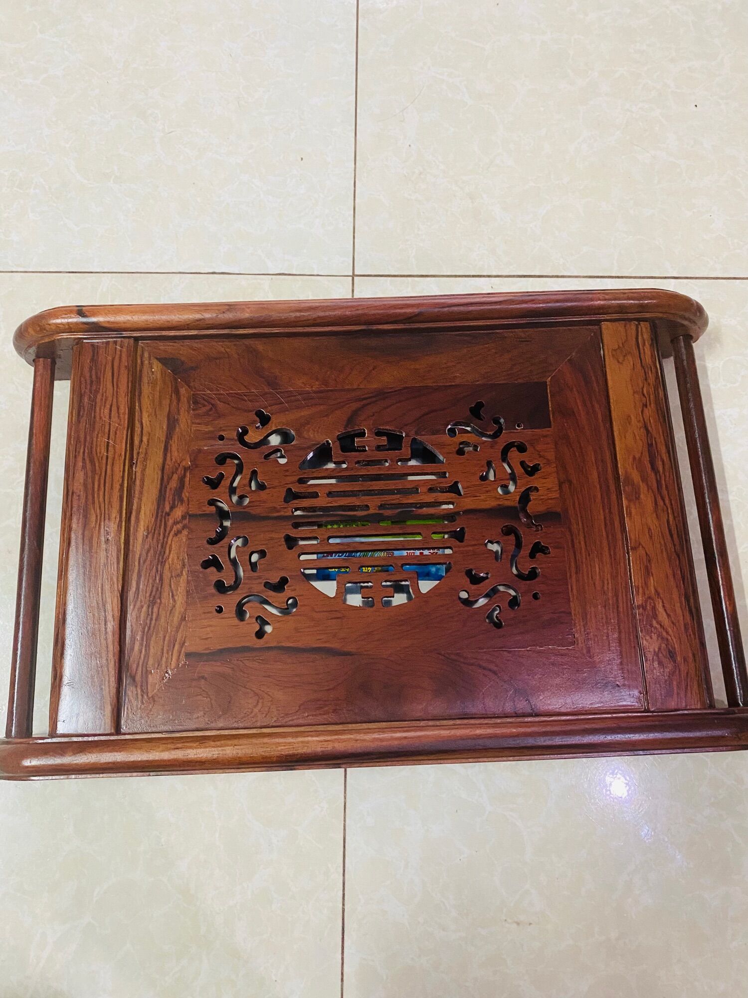 Khay trà chân cuốn gỗ Cẩm sang trọng