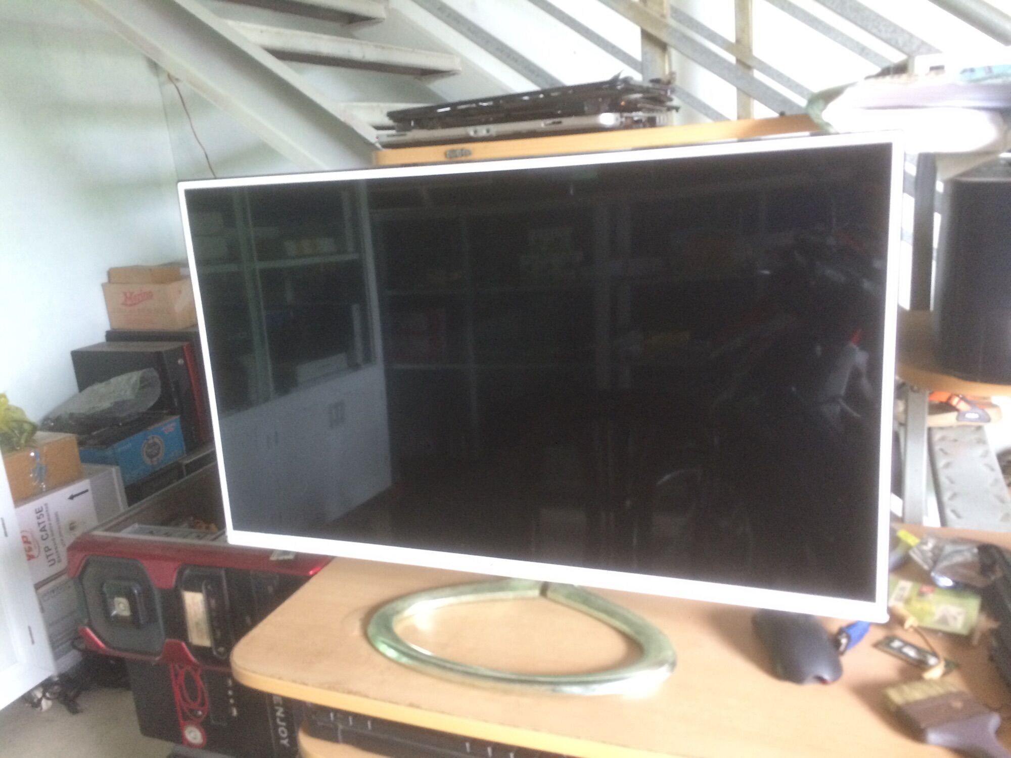 Màn hình lcd wescom 3216 và hkc nb32f 32inch chuẩn ips còn mới 96% sáng đẹp lung linh