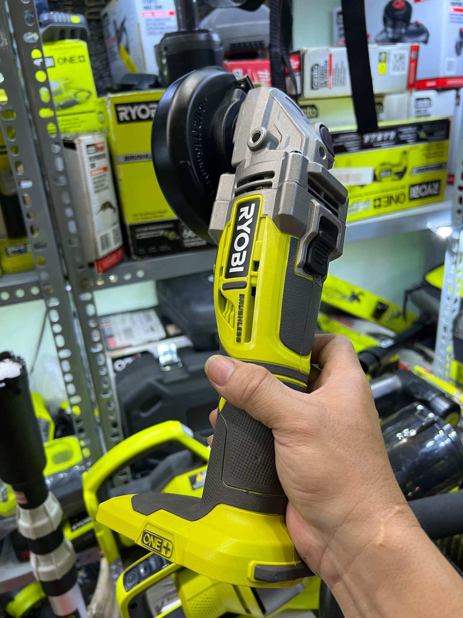 Máy mài góc Ryobi cầm tay không chổi than