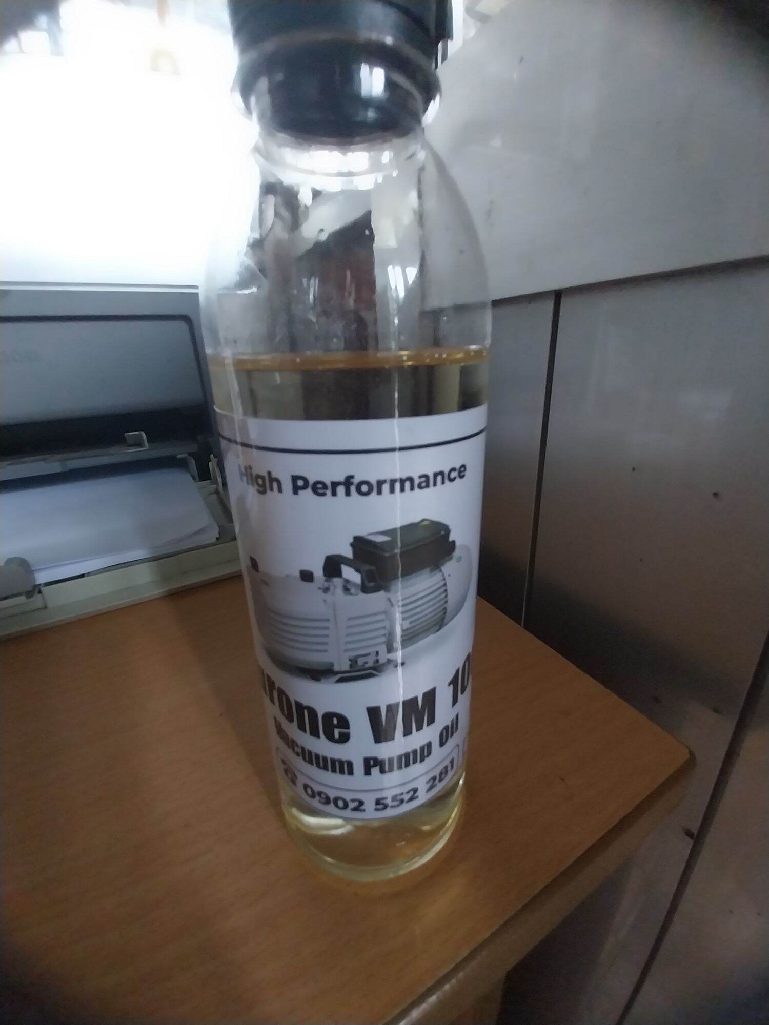 chai lẻ 300ml - Dầu bơm hút chân không eurone VM 100 là dầu được chiết ra bán lẻ từ thương hiệu eurol cho bơm hút chân không.