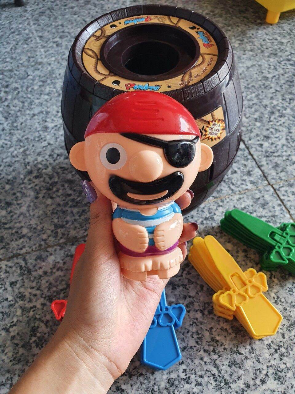 Đồ chơi đâm hải tặc size đại.