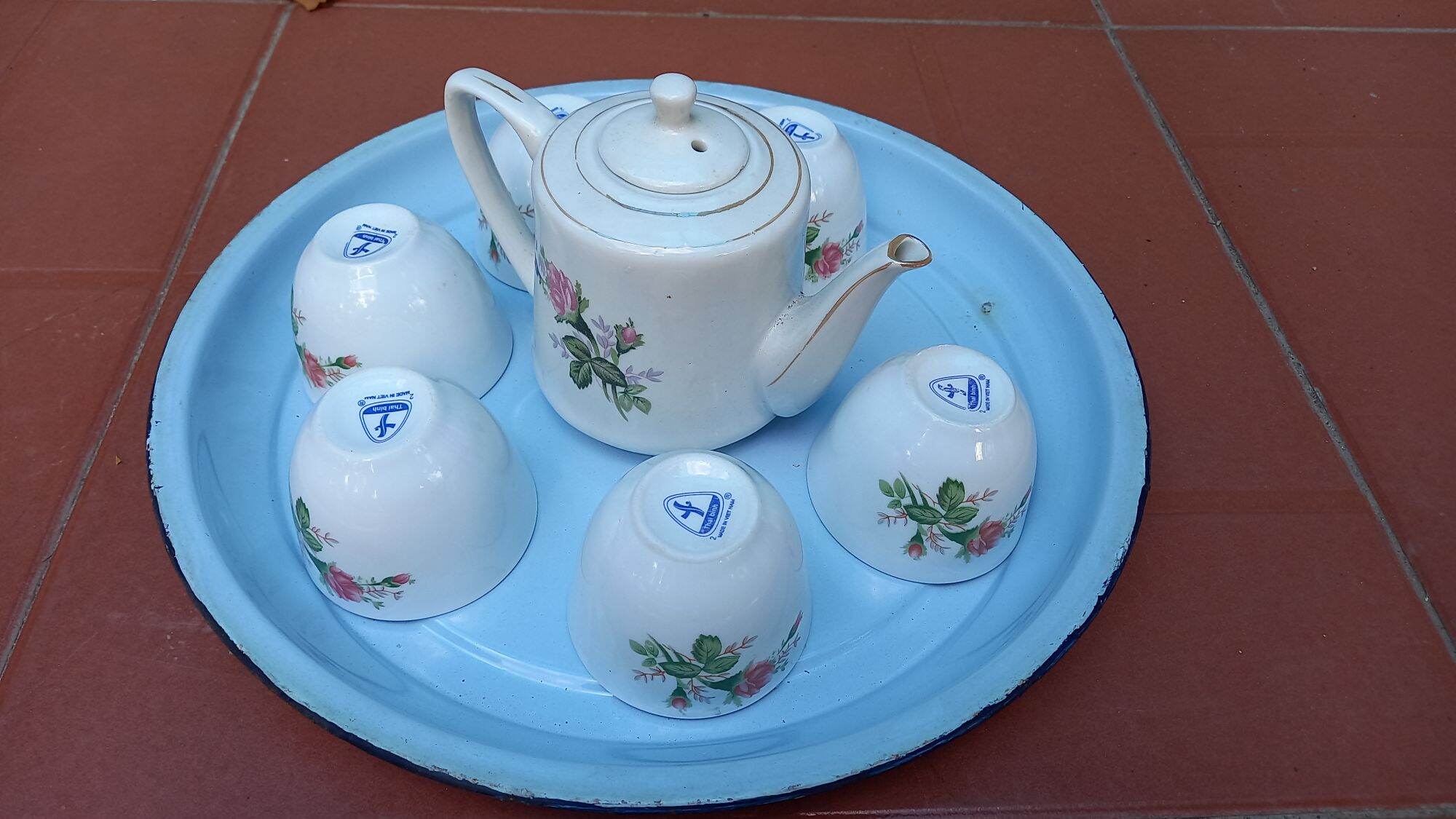 Bộ ấm chén hoa hồng xưa cũ khay cũ ngẫu nhiên