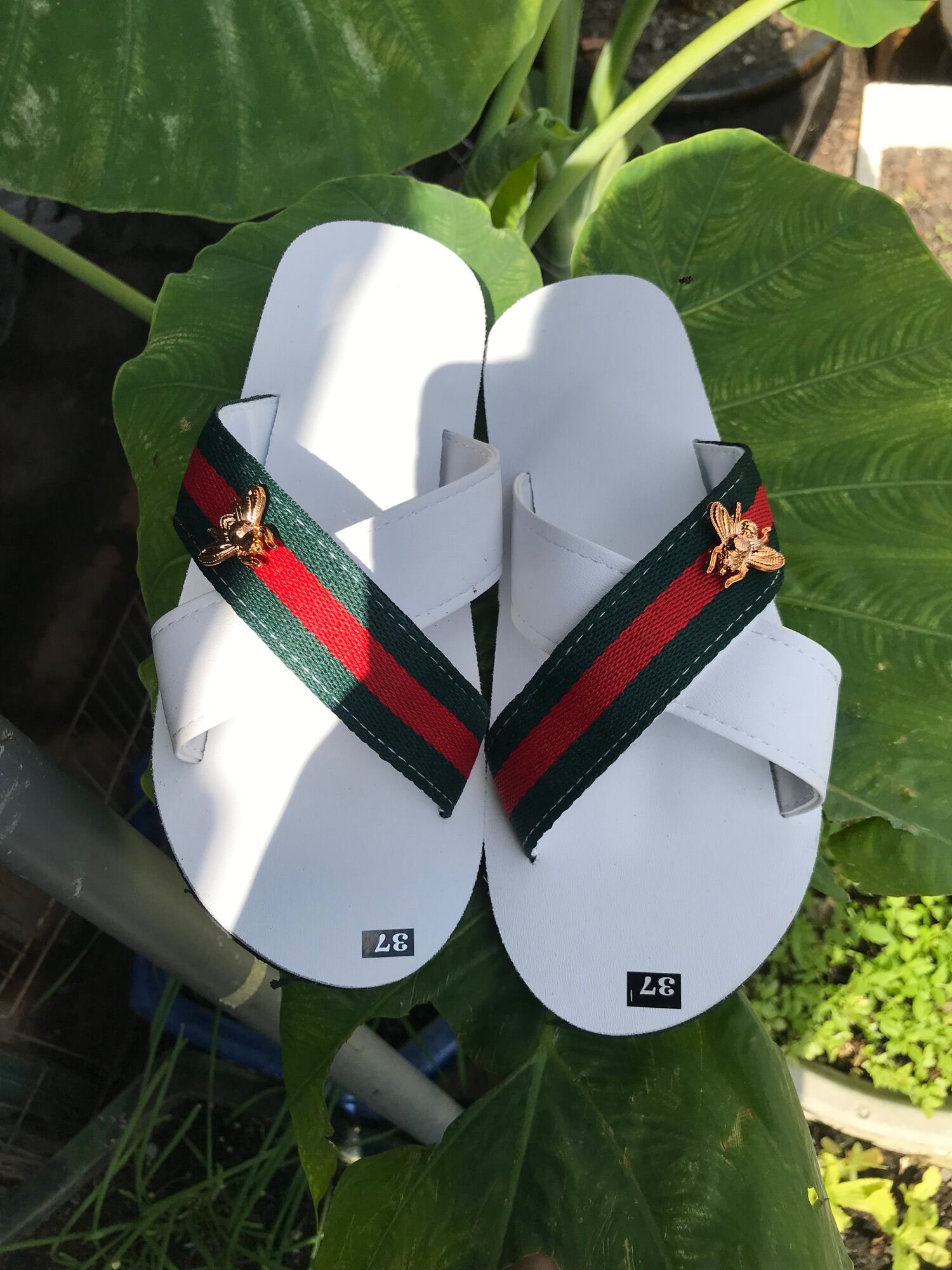 Sandals kiểu chéo X nam nữ quai khác nhau