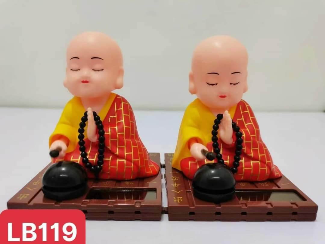 Chú tiểu gõ mõ tụng kinh
