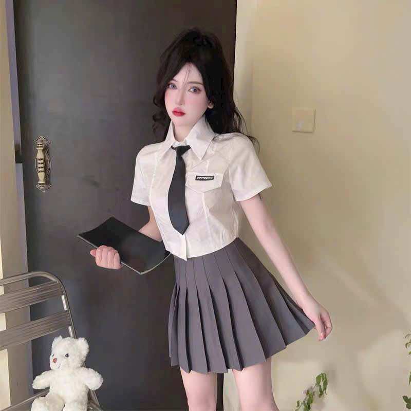 Áo sơ mi croptop thêu kèm cà vạt