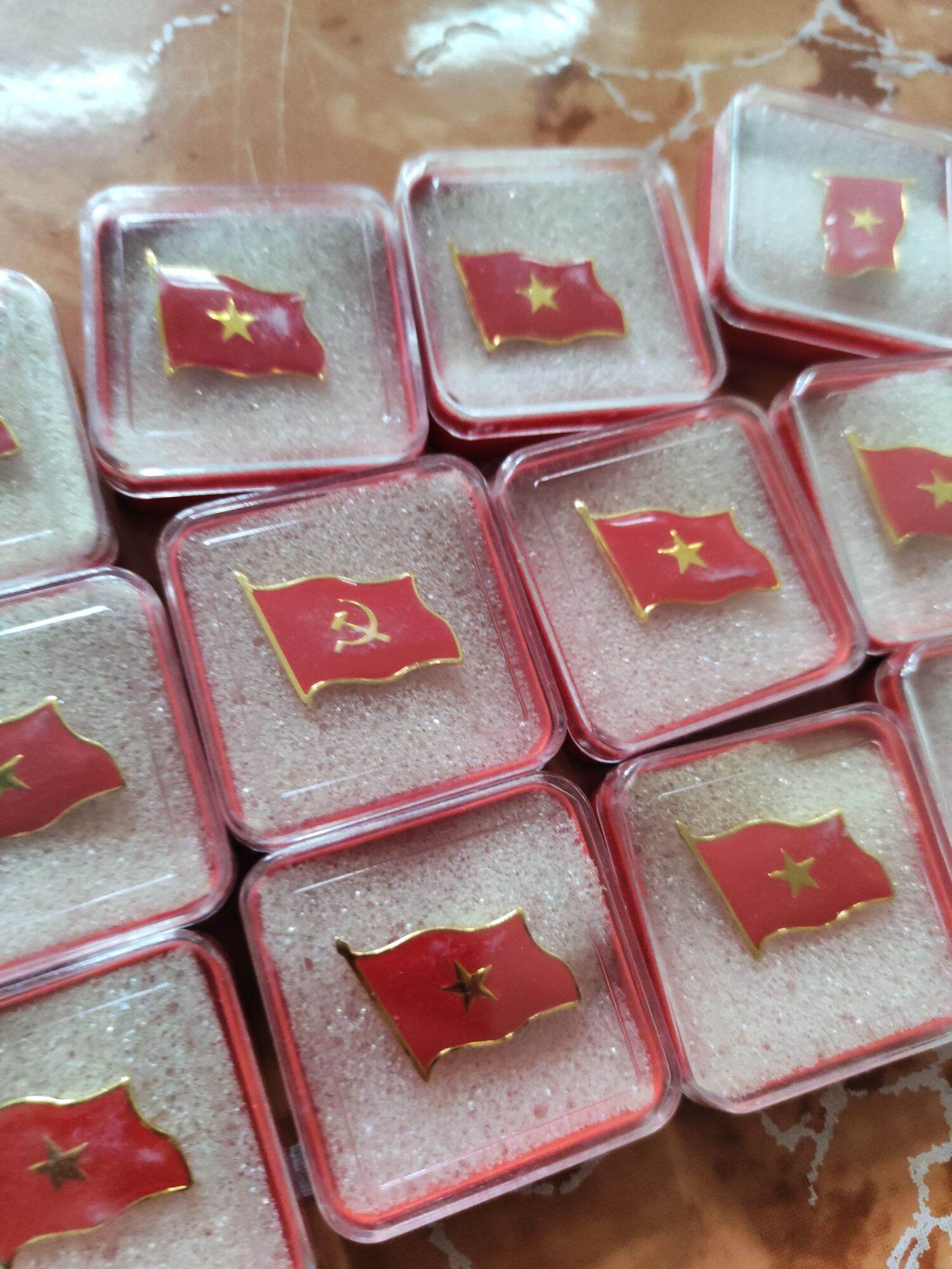 Huy hiệu cờ Việt Nam z17, pin cờ