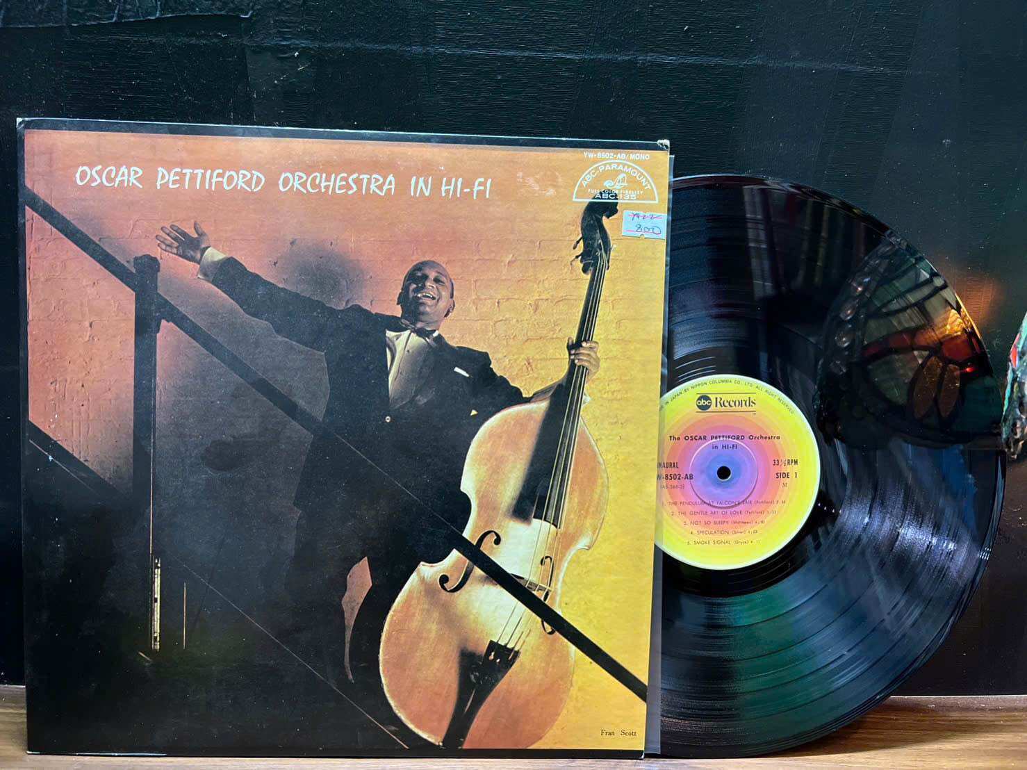 Đĩa than vinyl nhạc jazz: của nghệ sĩ jazz Oscar Pettiford.
Album : Oscar Pettiford Orchestra In Hi-Fi