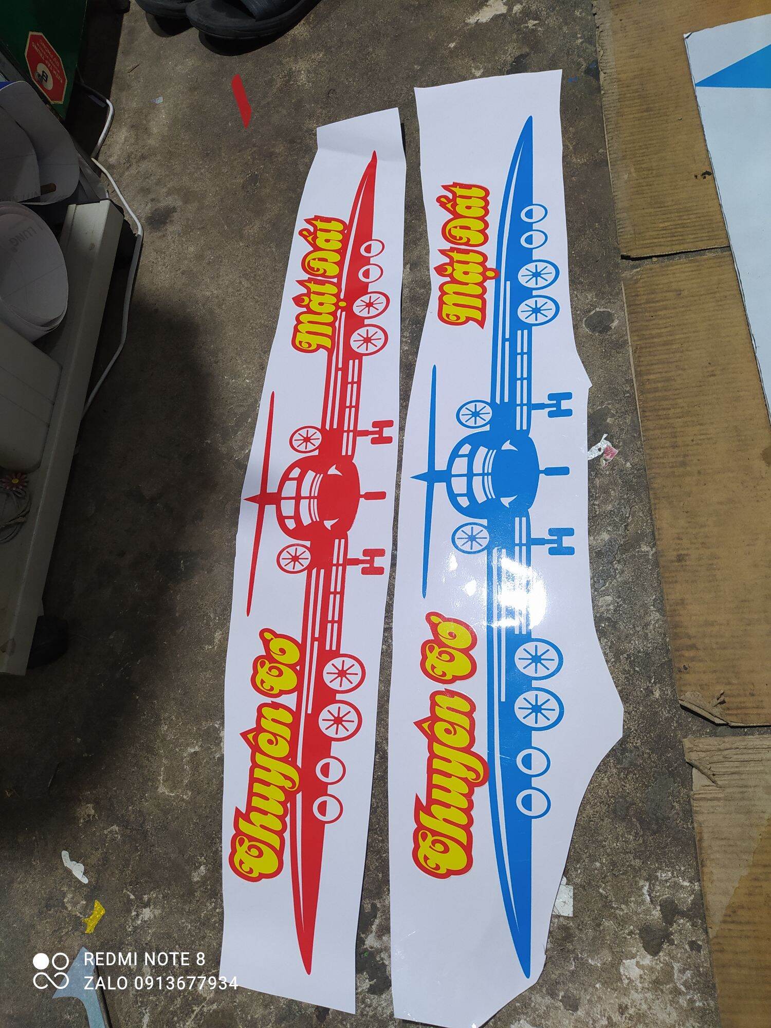 Tem decan hình máy bay kèm chữ chuyên cơ mặt đất dán trang trí xe ô tô