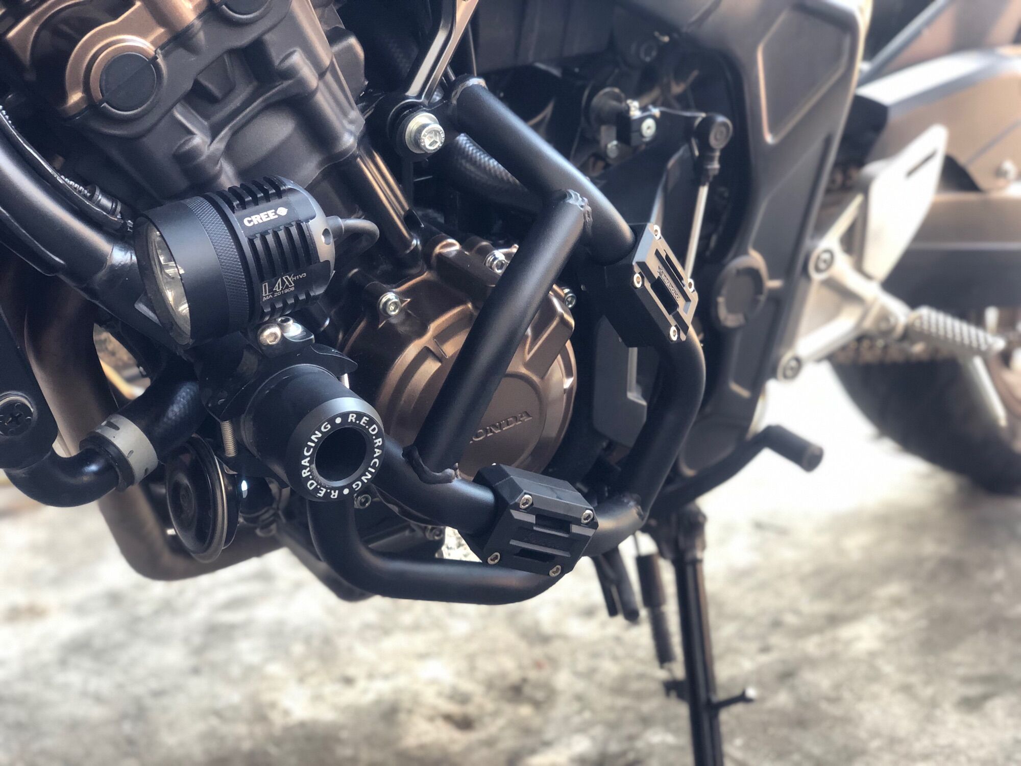 Chống đổ khung bảo vệ lóc máy CB650R