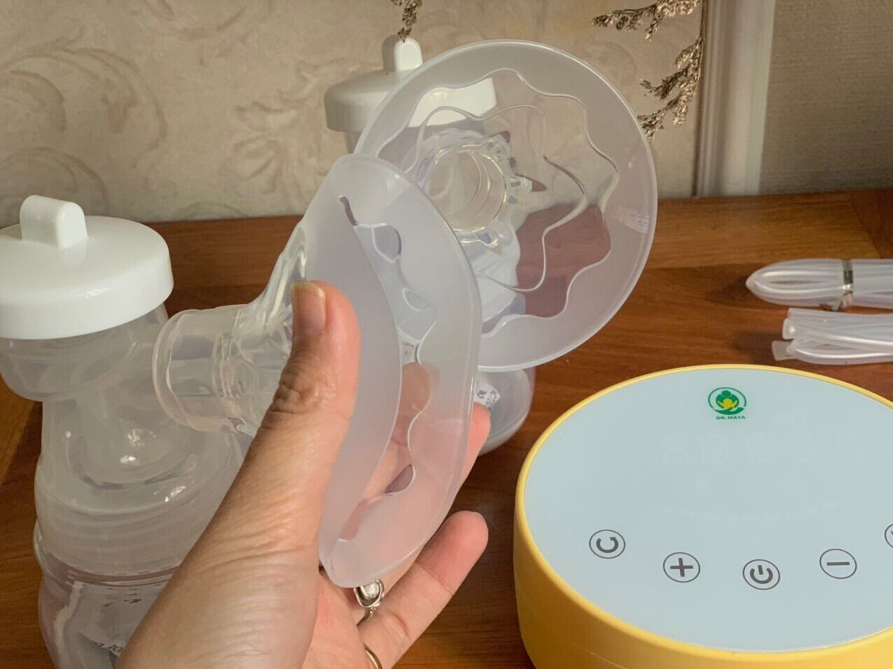 Máy hút sữa điện đôi Felix Plus (phễu silicone mềm, có pin sạc)