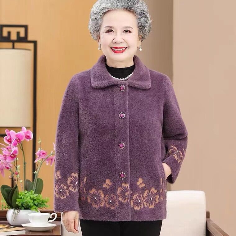 Áo khoác lông thỏ mềm mịn cho bà già. Áo khoác cho bà mùa đông ấm áp