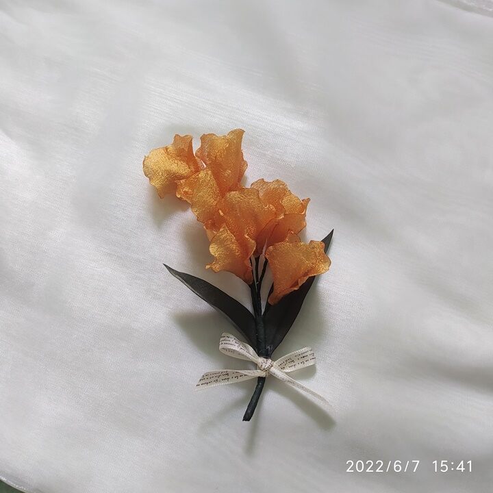 Hoa cài áo handmade Canto màu vàng.