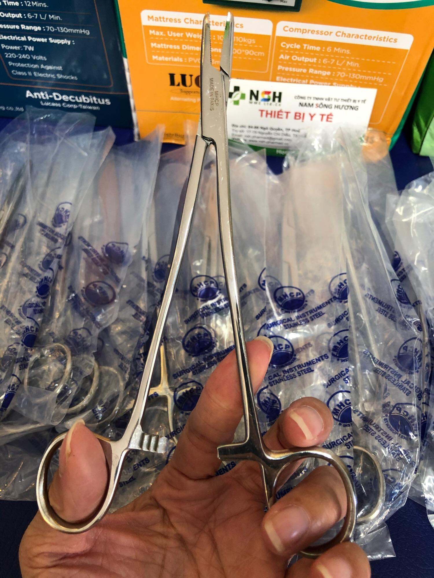 KÌM MANG KIM Pen mang kim y tế, Pen kẹp kim pen kim y tế 14cm 16cm 18CM, pen kềm kẹp gắp kim y tế 14cm 16cm 18cm HÀNG THÉP PAKISTAN, Pen (pank) kẹp kim chỉ phẫu thuật, Pen kẹp kim, kìm mang kim phẫu thuật 14cm 16cm 18cm