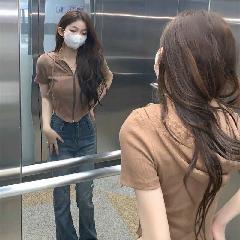 Áo croptop dây kéo có nón ngắn tay